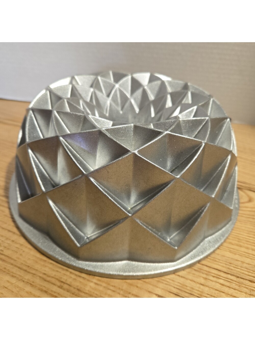 Nordic Ware Jubilee Bundt Cake Pan Cast Aluminum 10 Cup 9.5"